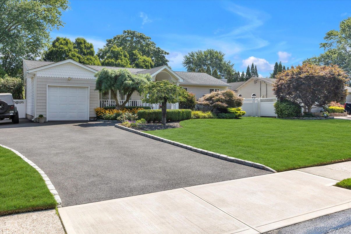 Attached, Exterior, Facade, Ranch