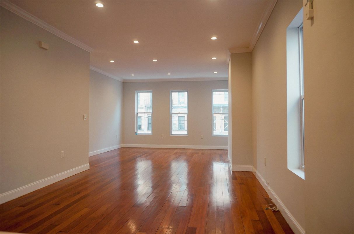 Empty room, Interior, Recessed Lighting, Wood Texture Flooring
