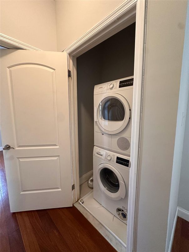 Interior, Utility Closets, Washer, Wood Texture Flooring