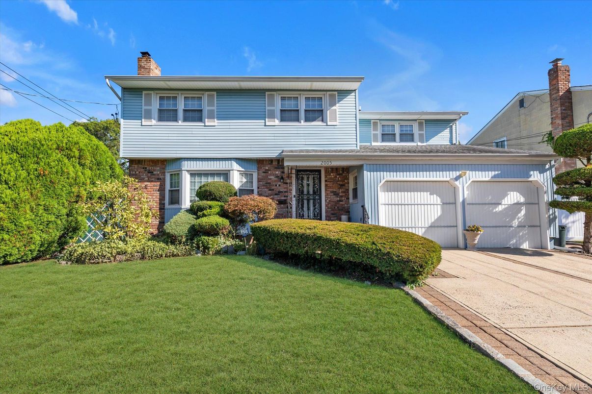 Attached, Exterior, Facade, Brick Facade, American Foursquare
