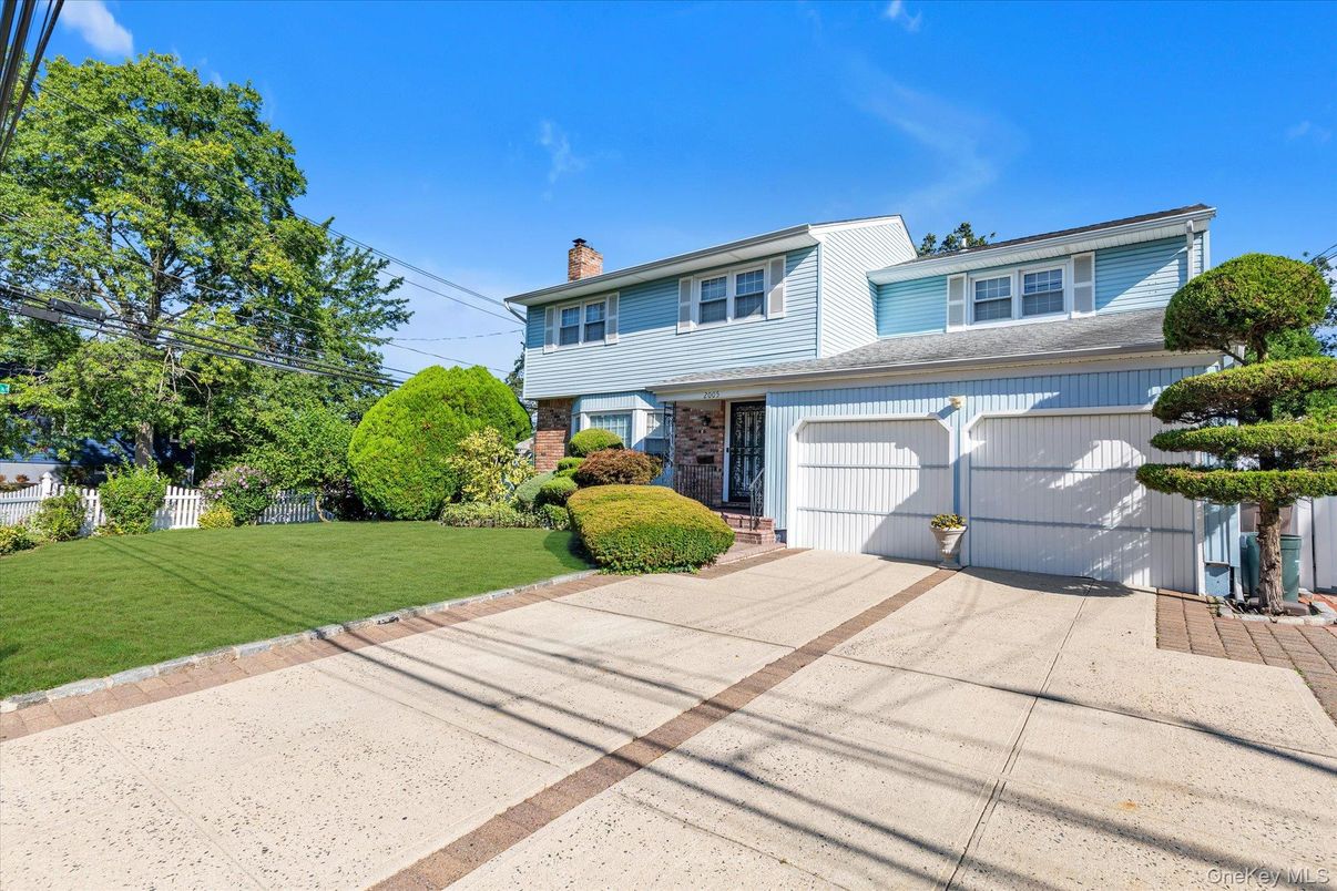Attached, Exterior, Facade, Brick Facade, American Foursquare