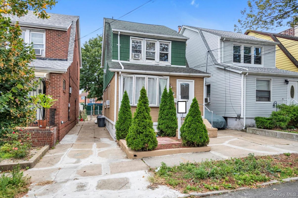 Exterior, Facade, Brick Facade, Rowhouse