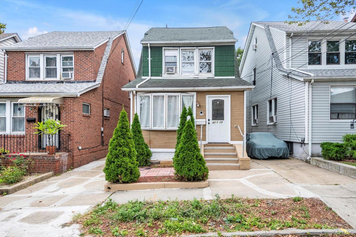 Exterior, Facade, Brick Facade, American Foursquare