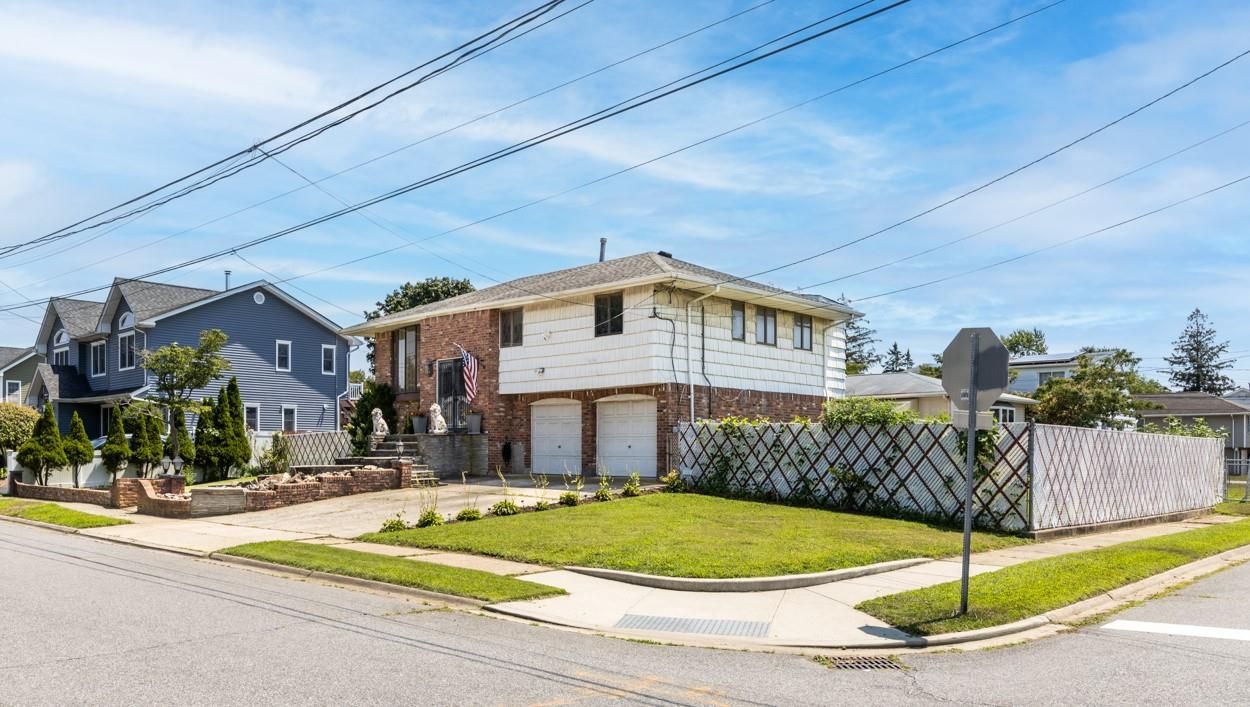 Attached, Exterior, Facade, Brick Facade, Raised Ranch