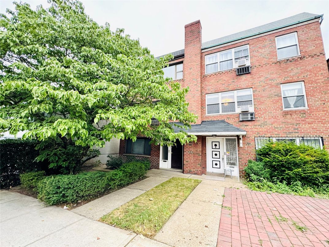 Exterior, Facade, Brick Facade, Rowhouse
