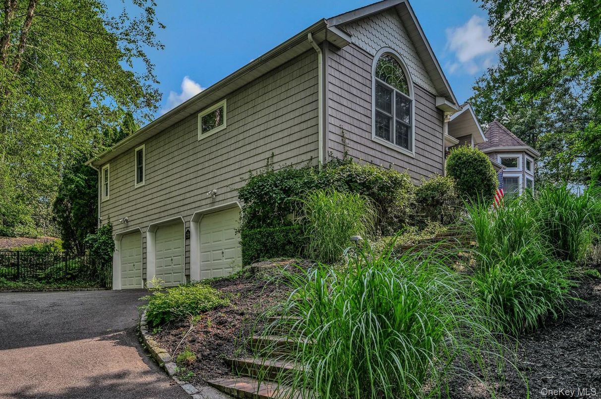 Attached, Exterior, Facade, None