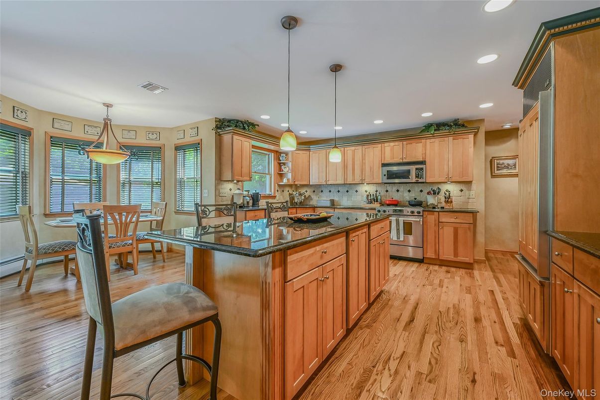 Dining room, Interior, Kitchen, Pendant Lights, Recessed Lighting, Stainless Steel Appliances, Wood Texture Flooring