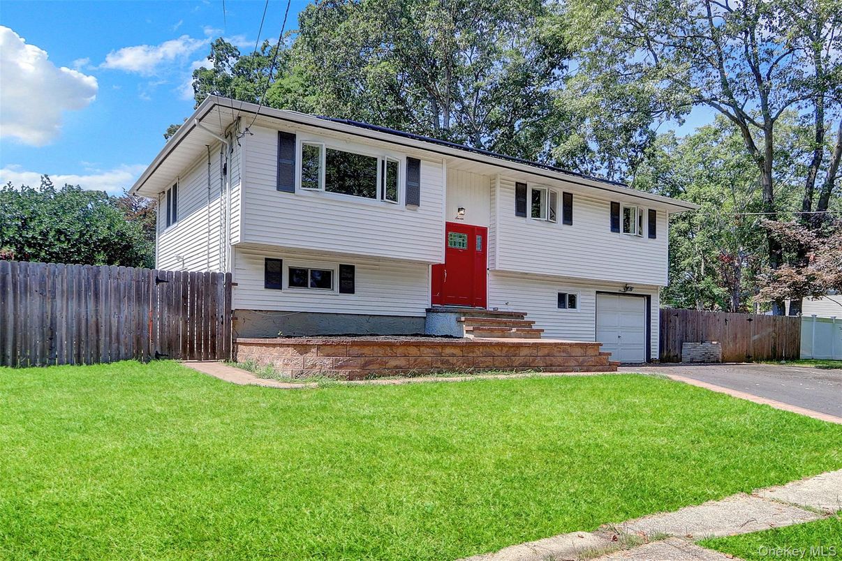 Attached, Exterior, Facade, Raised Ranch