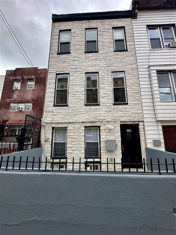 Exterior, Facade, Rowhouse