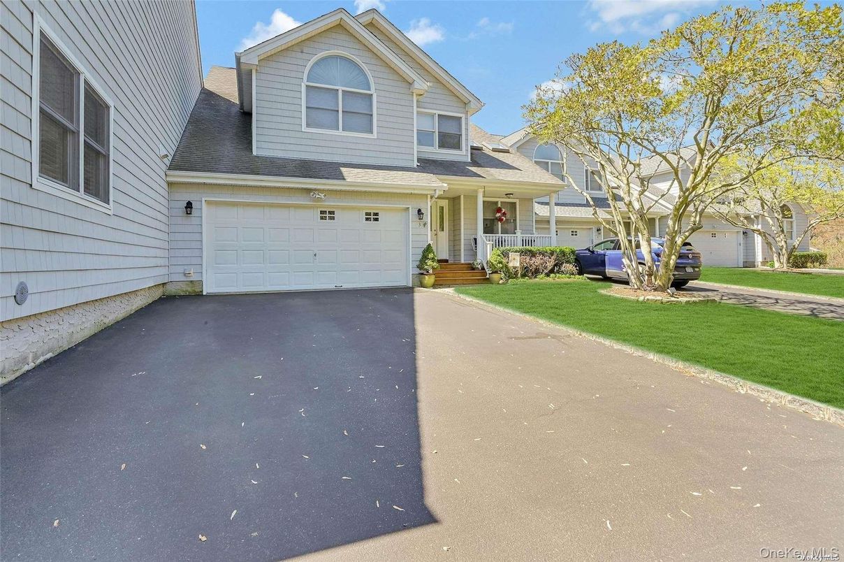 Attached, Exterior, Facade, Cape Cod