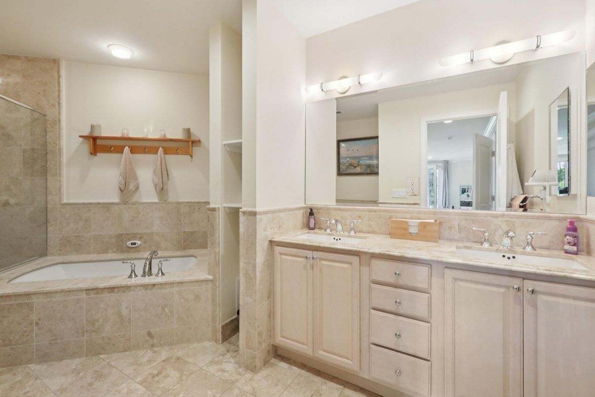Bathroom, Dual Sink Vanities, Interior, Recessed Lighting
