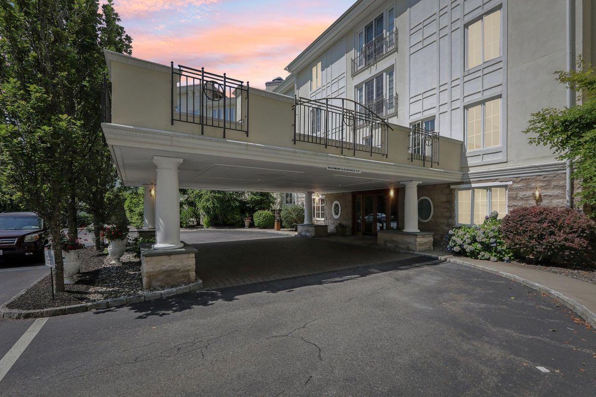 Exterior, Facade, Modern