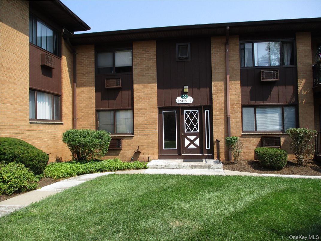 Exterior, Facade, Brick Facade, Rowhouse
