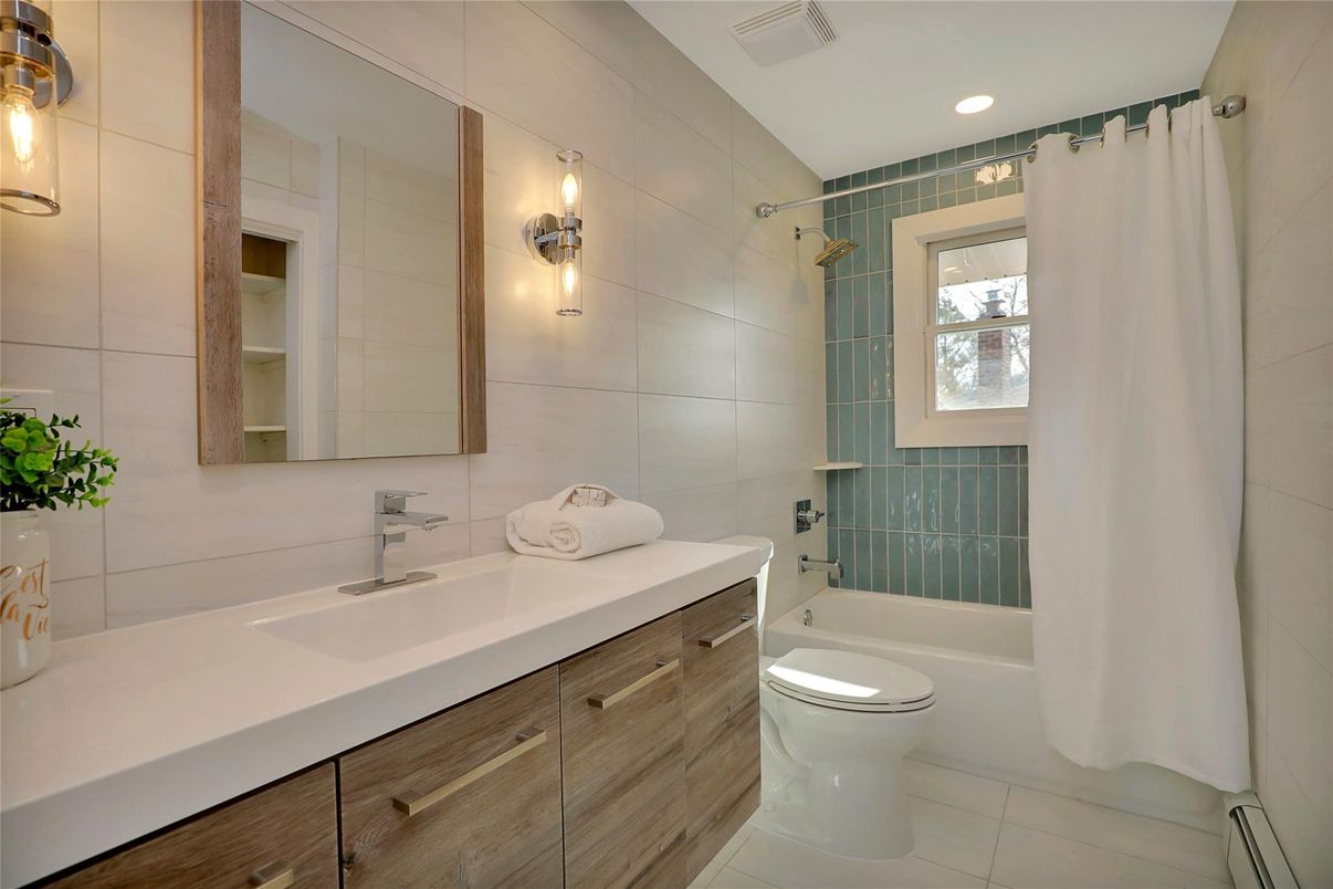 Bathroom, Interior, Recessed Lighting