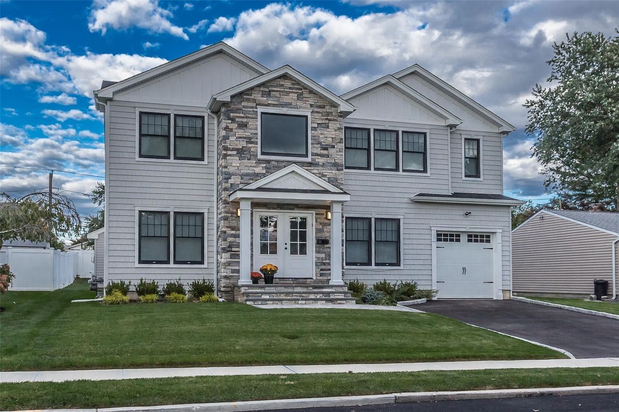 Attached, Exterior, Facade, Farmhouse