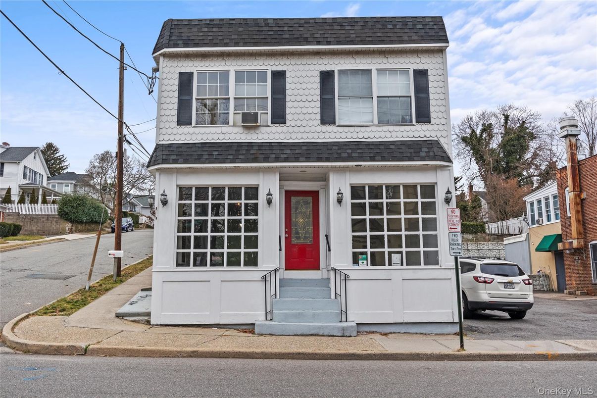 Exterior, Facade, American Foursquare