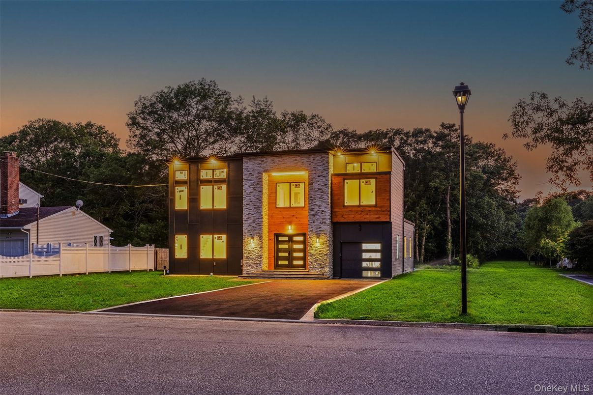 Exterior, Facade, Modern