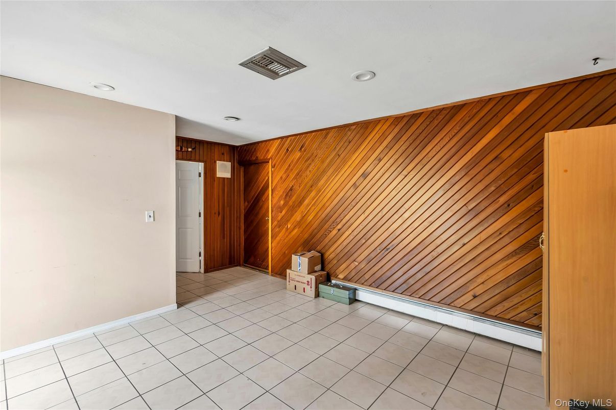 Empty room, Interior, Recessed Lighting, Wooden Walls
