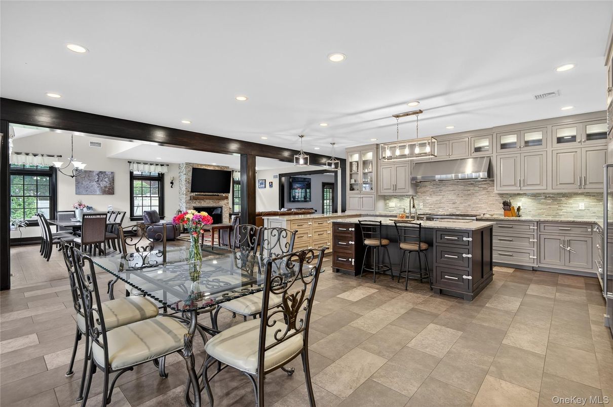 Dining room, Interior, Kitchen, Pendant Lights, Recessed Lighting, Stainless Steel Appliances