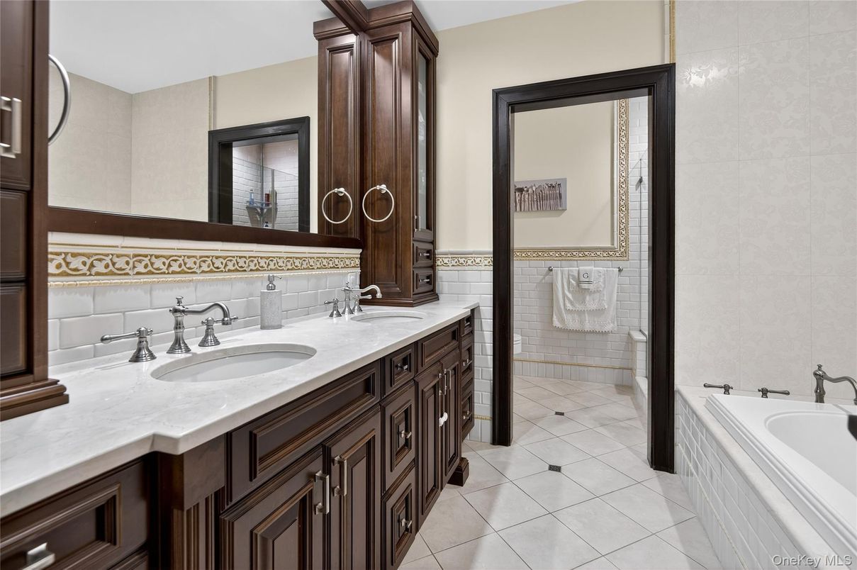 Bathroom, Dual Sink Vanities, Interior