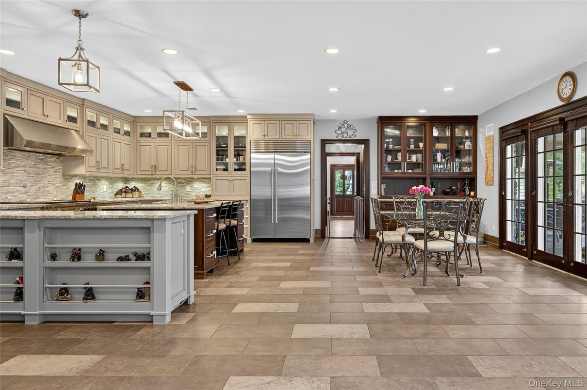 Dining room, Interior, Kitchen, Pendant Lights, Recessed Lighting, Stainless Steel Appliances