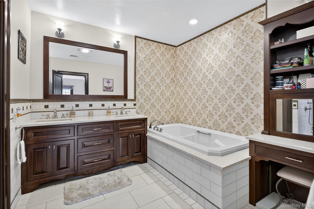 Bathroom, Dual Sink Vanities, Interior, Recessed Lighting