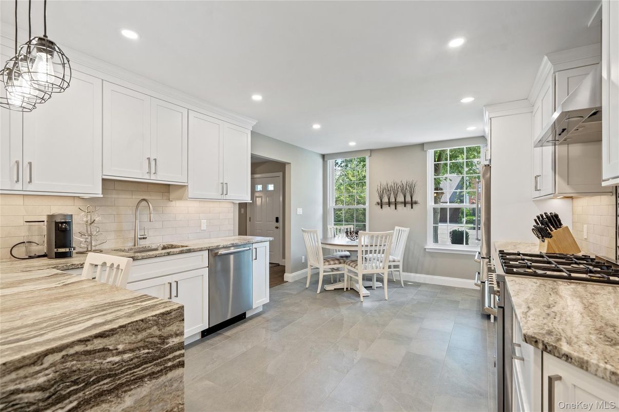 Dining room, Interior, Kitchen, Pendant Lights, Recessed Lighting, Stainless Steel Appliances