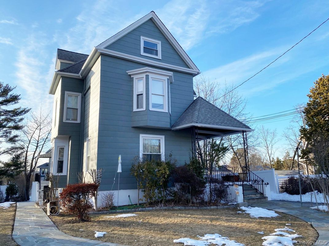 Exterior, Facade, Queen Anne Victorian