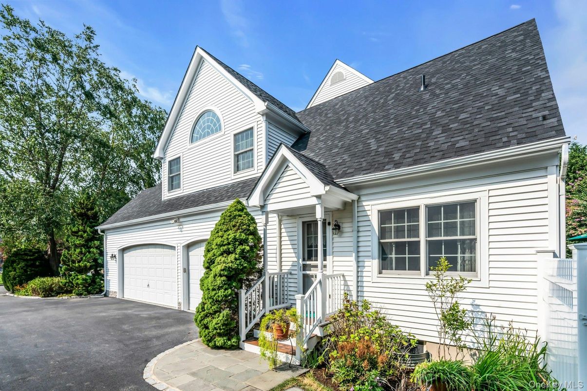 Attached, Exterior, Facade, Cape Cod