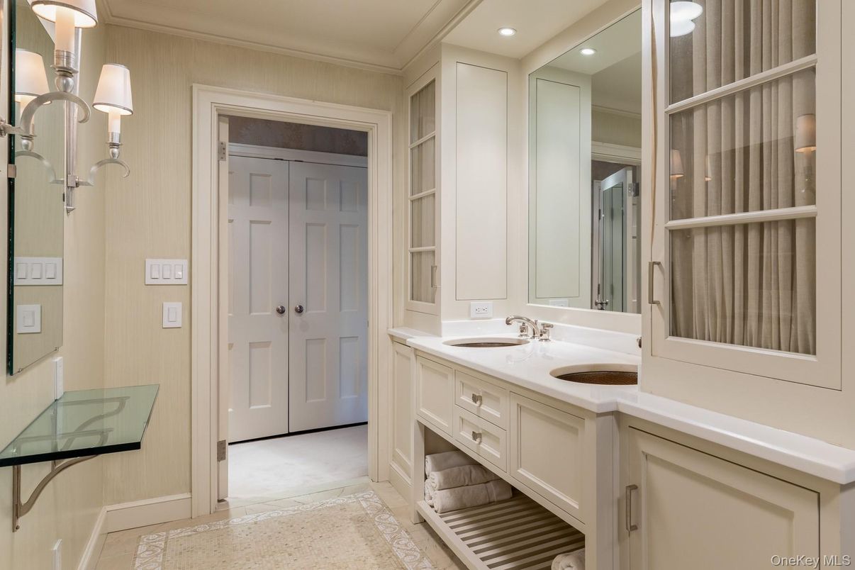 Bathroom, Dual Sink Vanities, Interior, Recessed Lighting