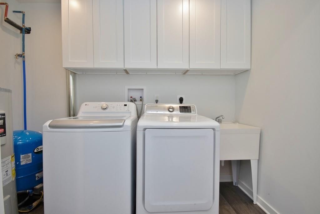 Interior, Washer, Wood Texture Flooring