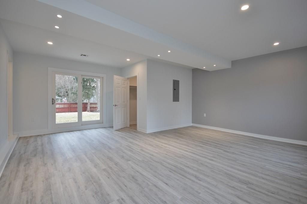 Empty room, Interior, Recessed Lighting, Wood Texture Flooring