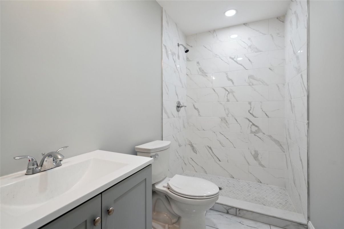 Bathroom, Interior, Marble, Marble Walls, Recessed Lighting