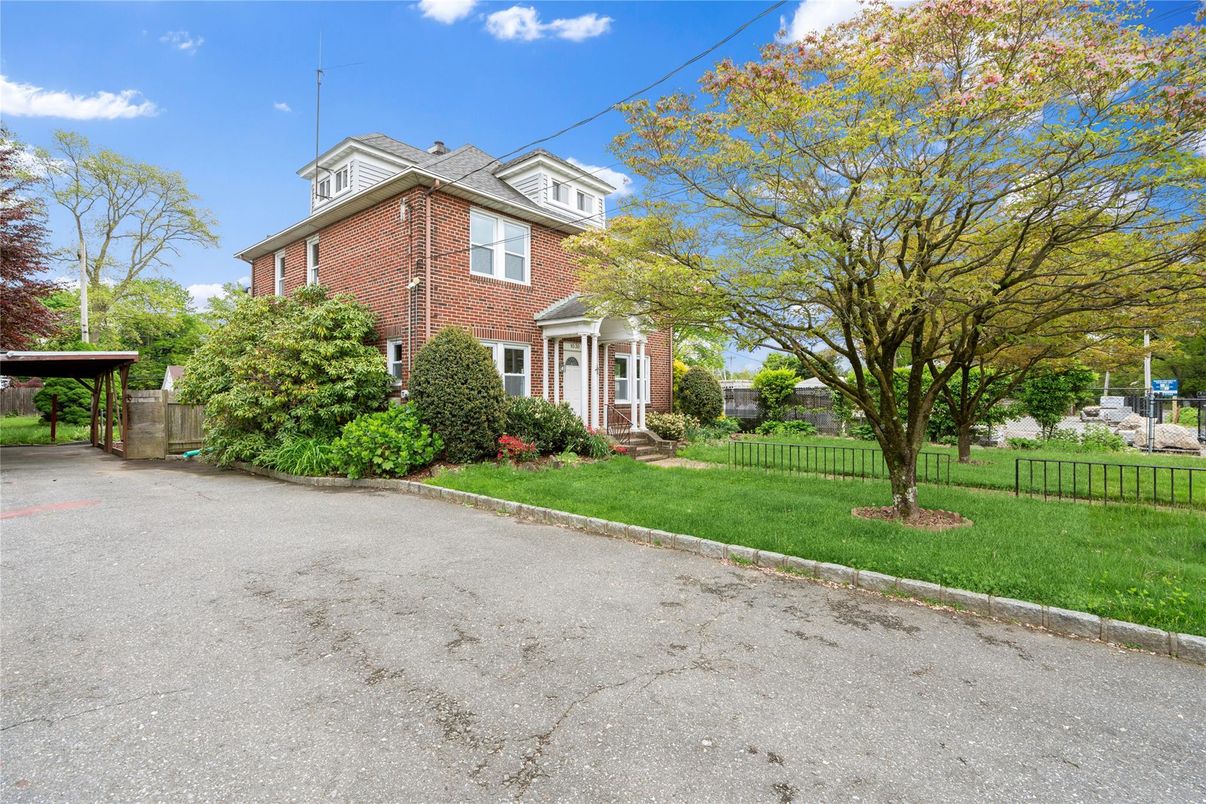 Exterior, Facade, Brick Facade, American Foursquare