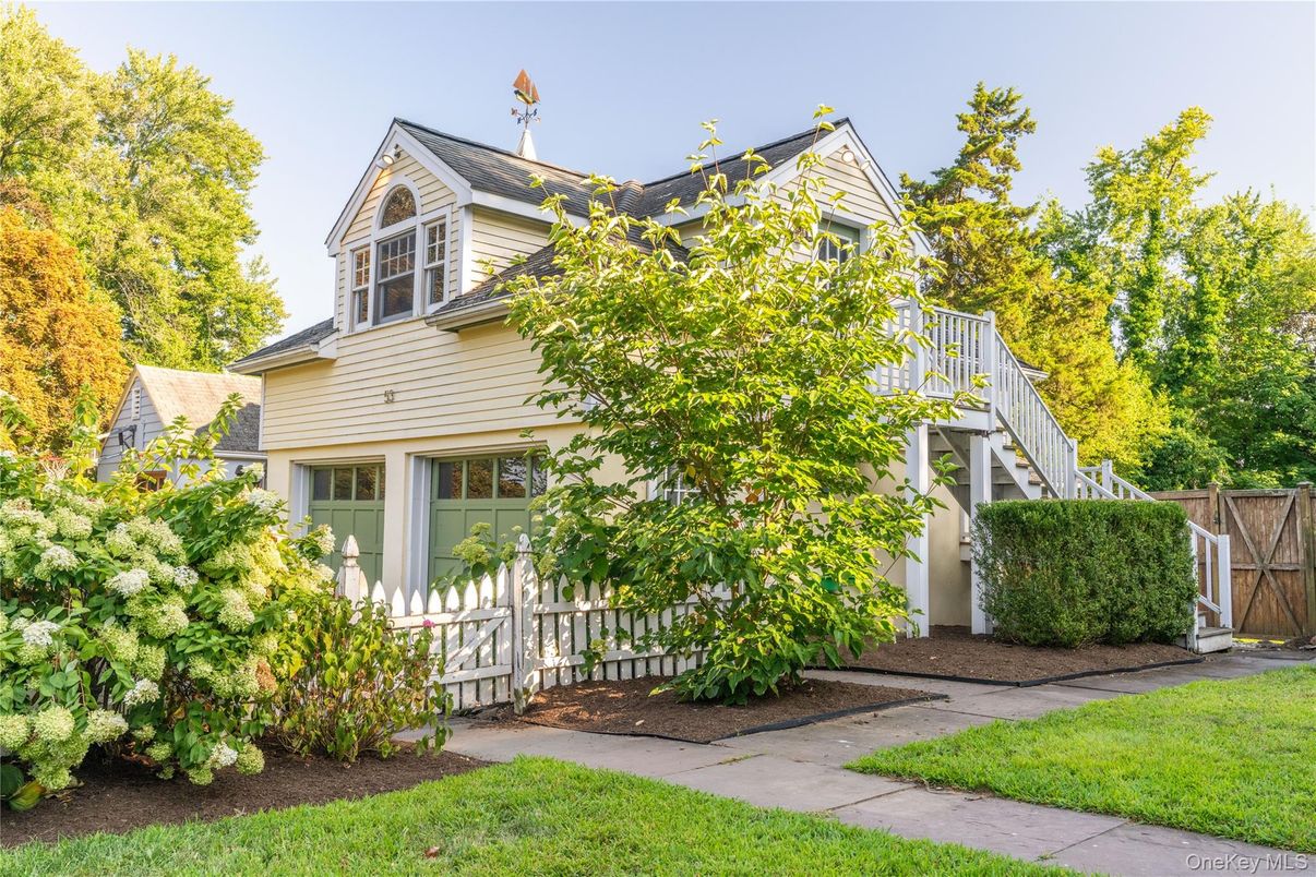 Attached, Exterior, Facade, Queen Anne Victorian