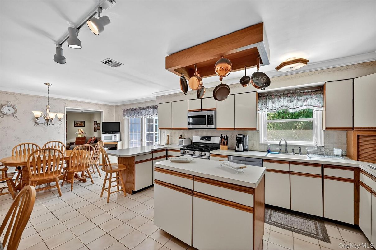 Chandelier, Dining room, Interior, Kitchen