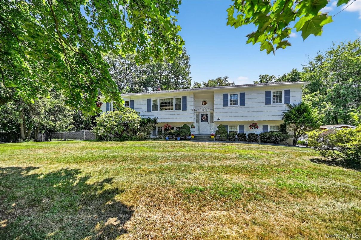 Backyard, Exterior, Facade, Raised Ranch