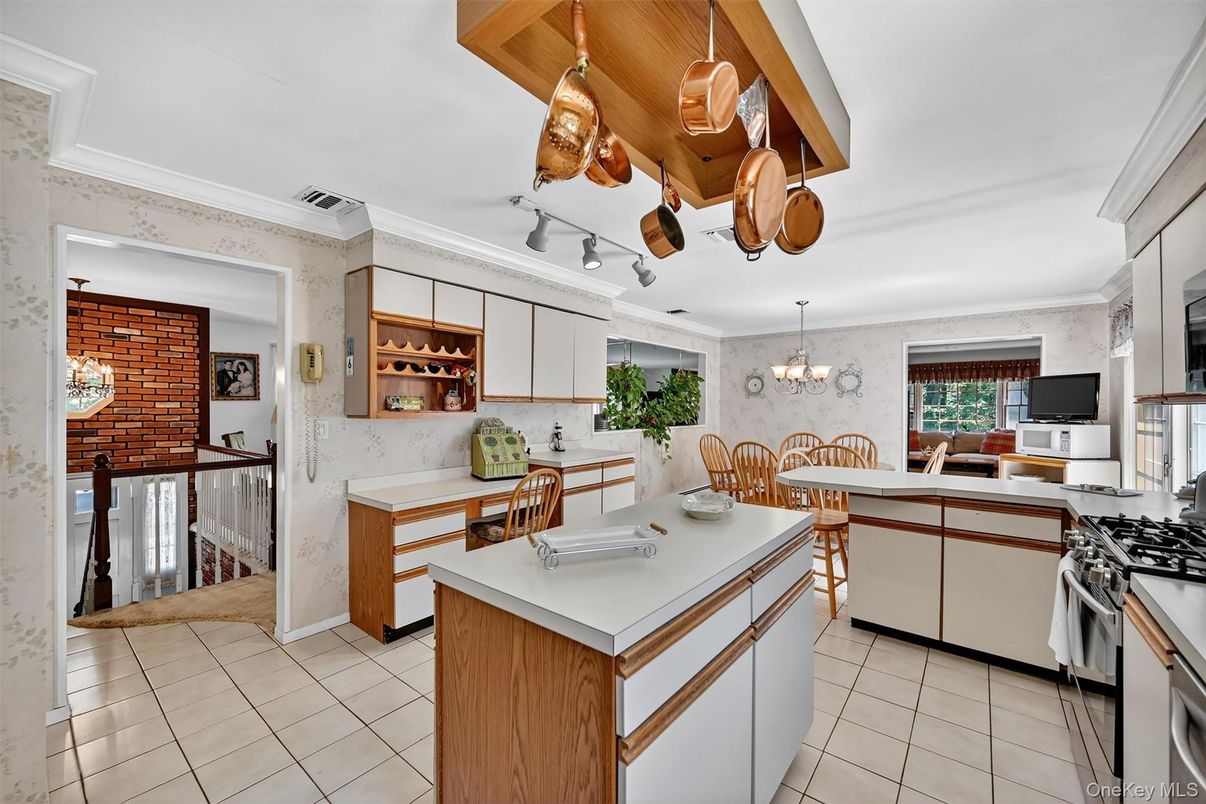 Chandelier, Dining room, Interior, Kitchen