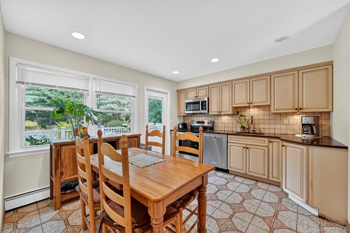 Dining room, Interior, Kitchen, Recessed Lighting, Stainless Steel Appliances