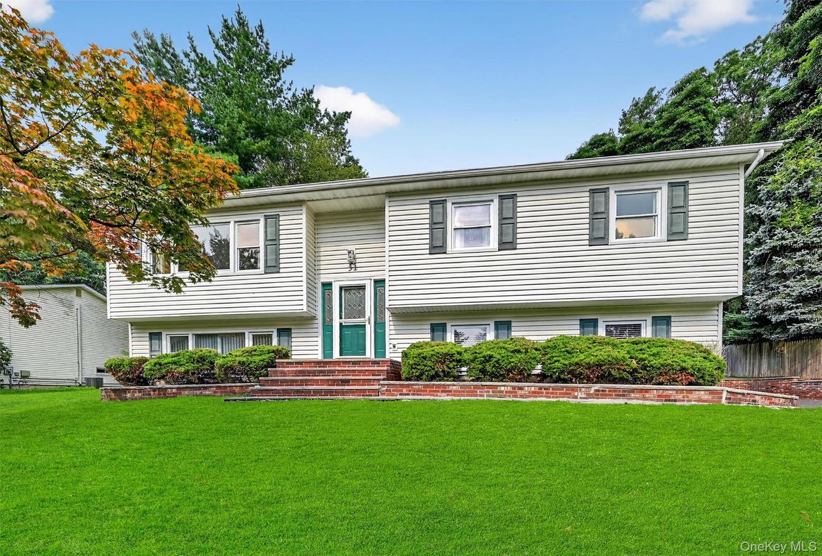 Exterior, Facade, Raised Ranch