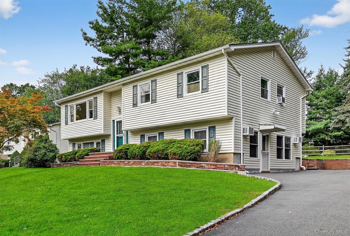 Exterior, Facade, Raised Ranch