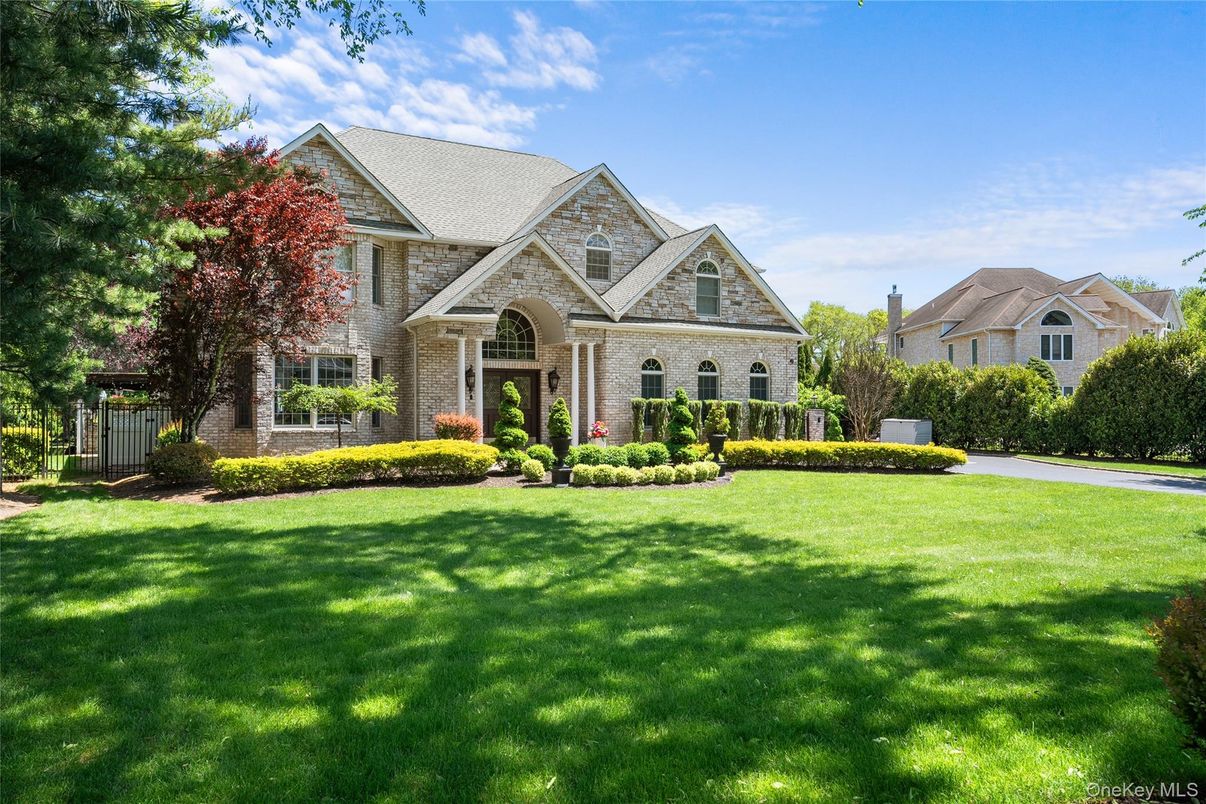 Backyard, Exterior, Facade, Brick Facade, Brick Traditional