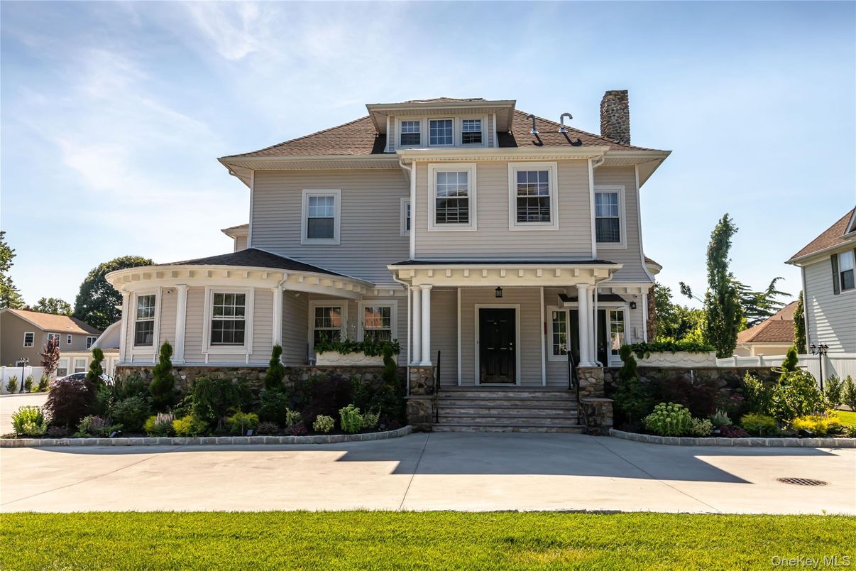 Exterior, Facade, American Foursquare