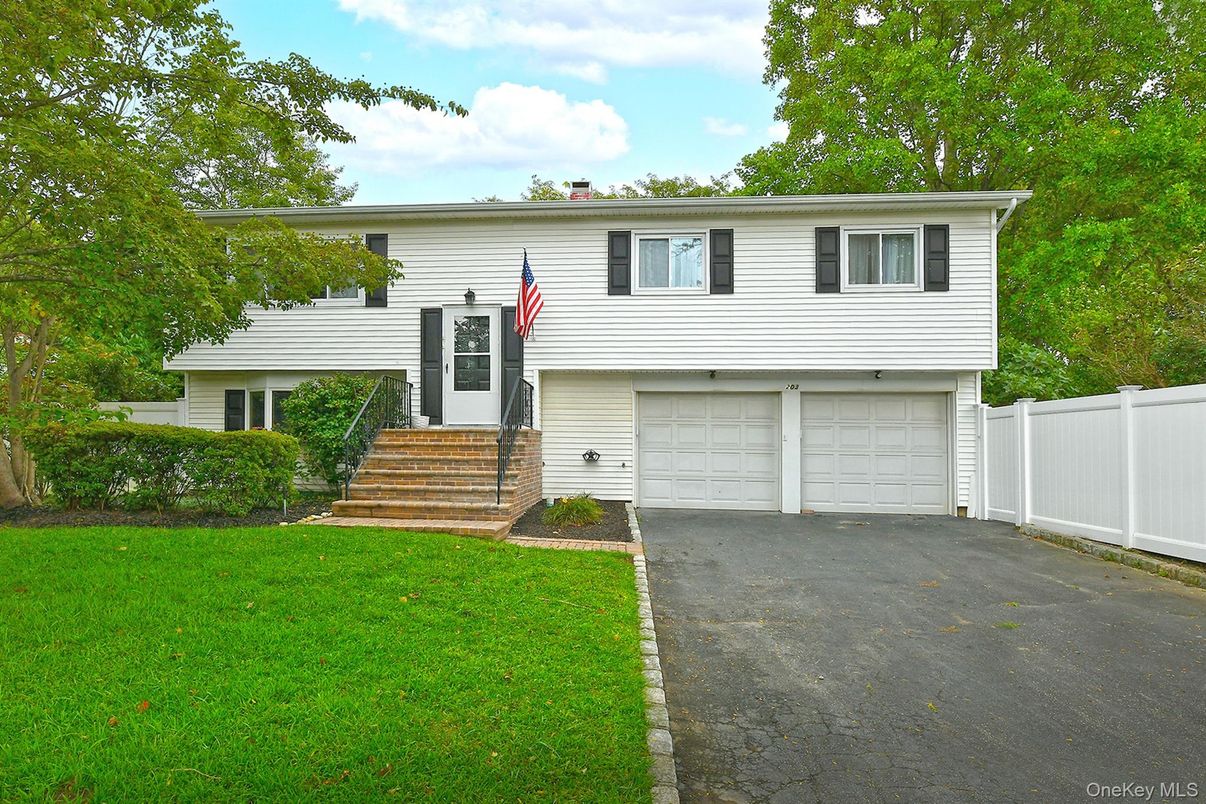 Attached, Exterior, Facade, Raised Ranch