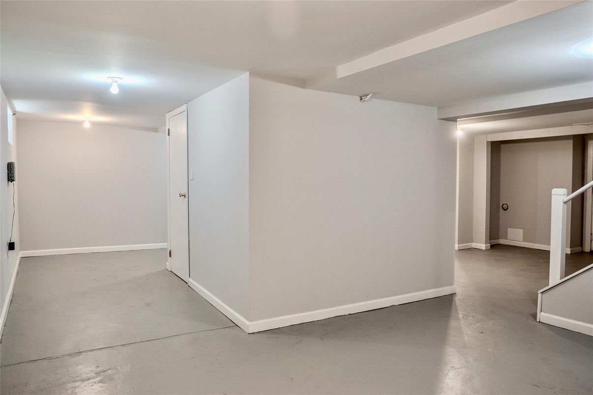 Empty room, Interior