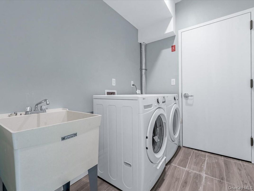 Interior, Washer, Wood Texture Flooring