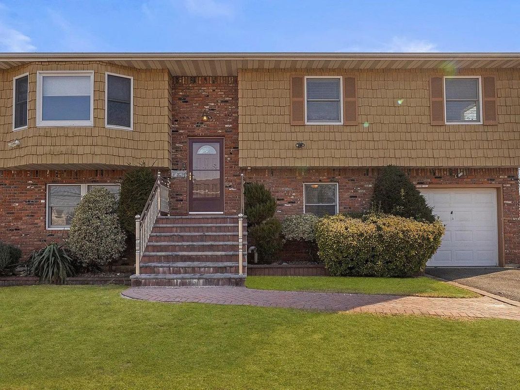 Attached, Exterior, Facade, Brick Facade, Raised Ranch