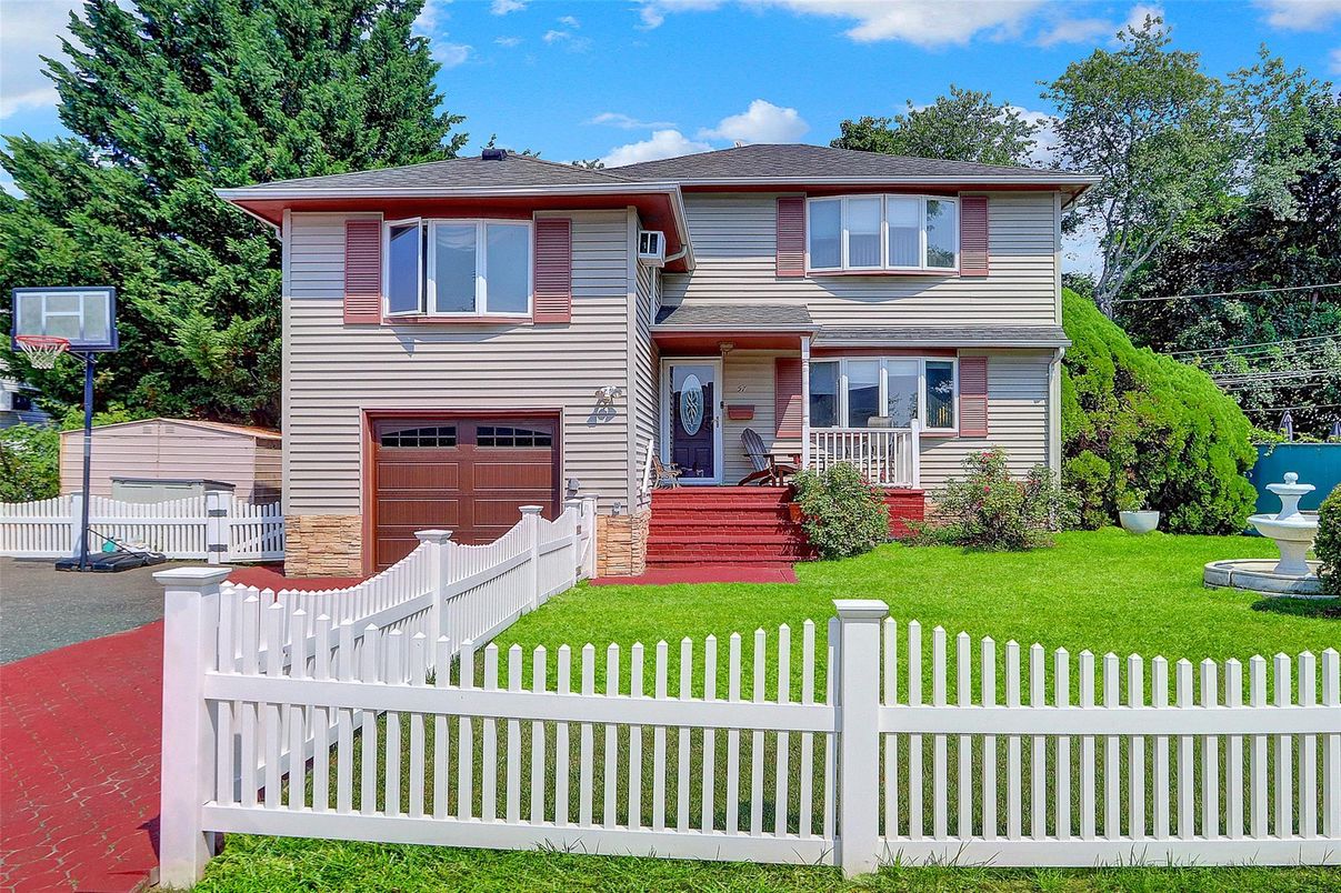 Attached, Exterior, Facade, Raised Ranch