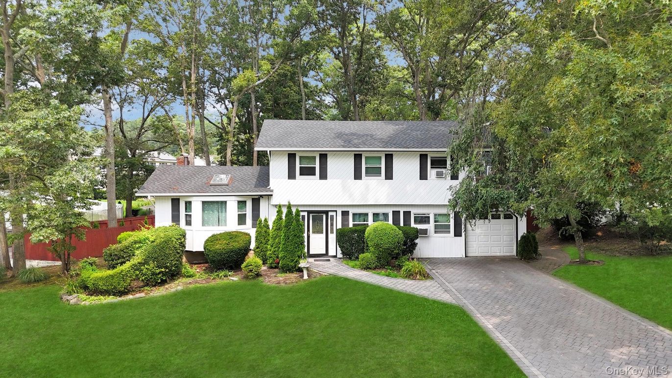 Attached, Exterior, Facade, Split Level