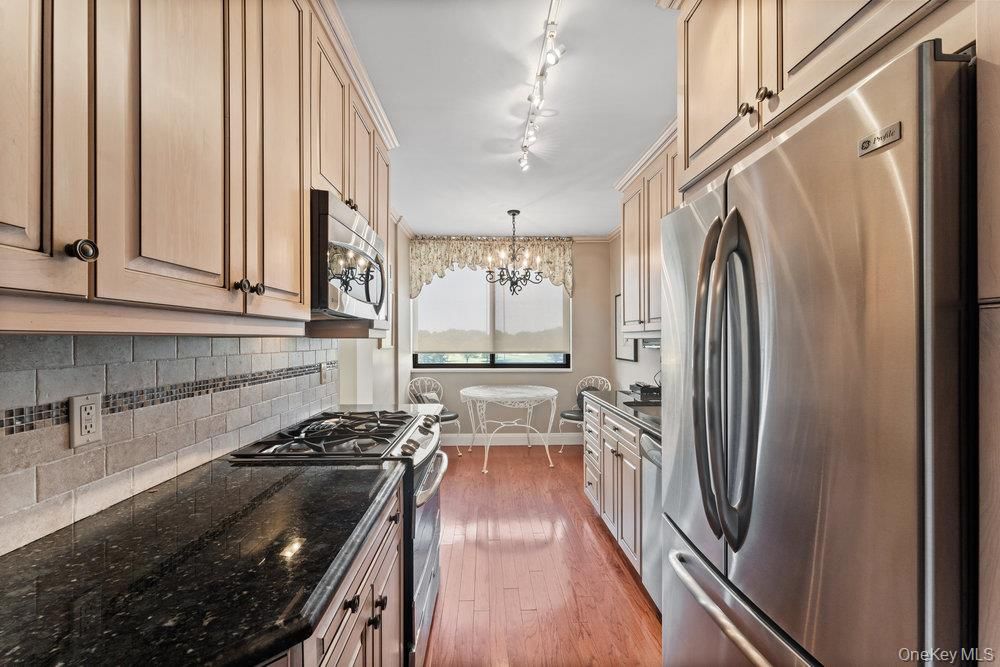 Chandelier, Dining room, Interior, Kitchen, Stainless Steel Appliances, Wood Texture Flooring